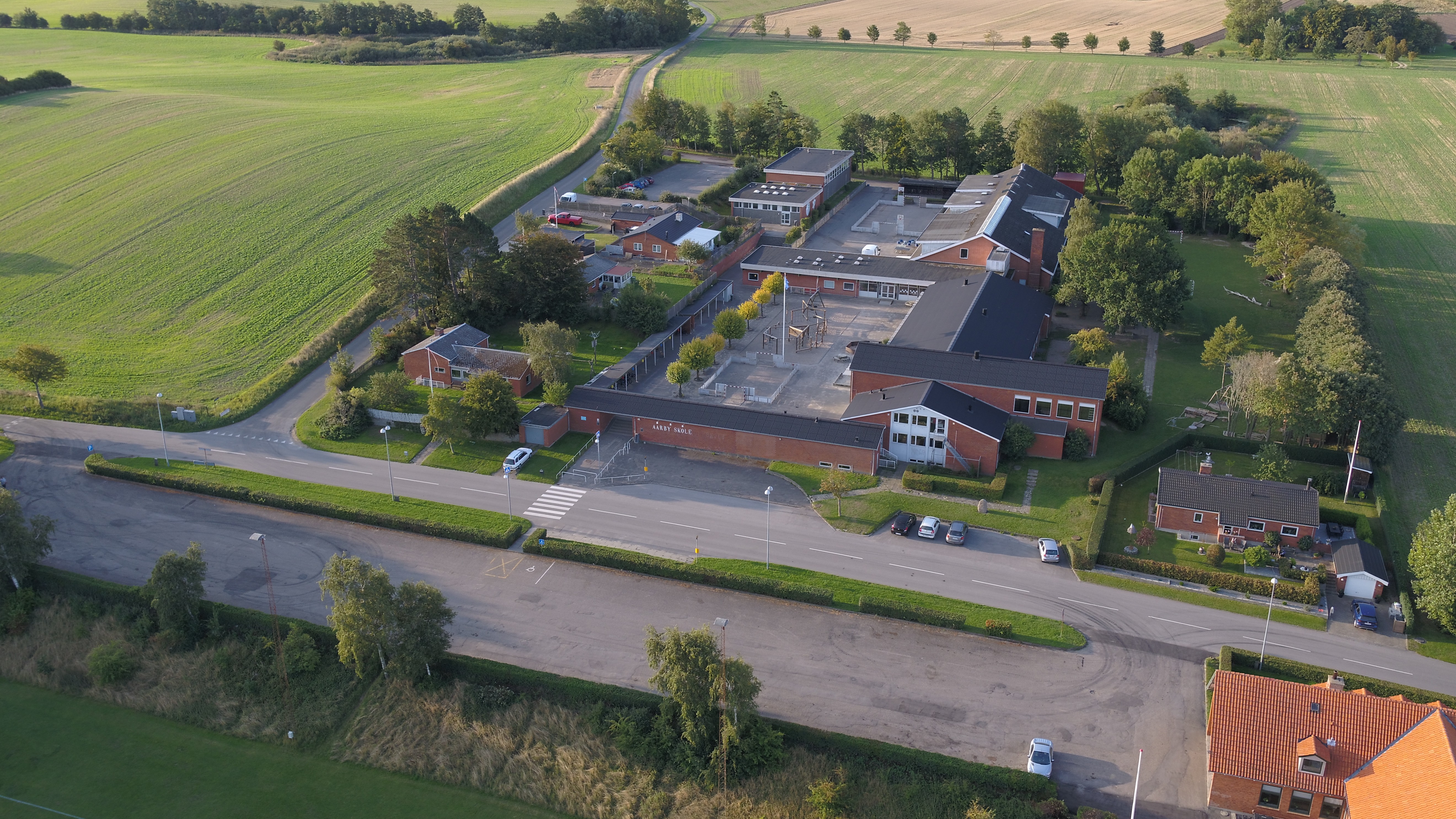 Dronebillede af Årby skole